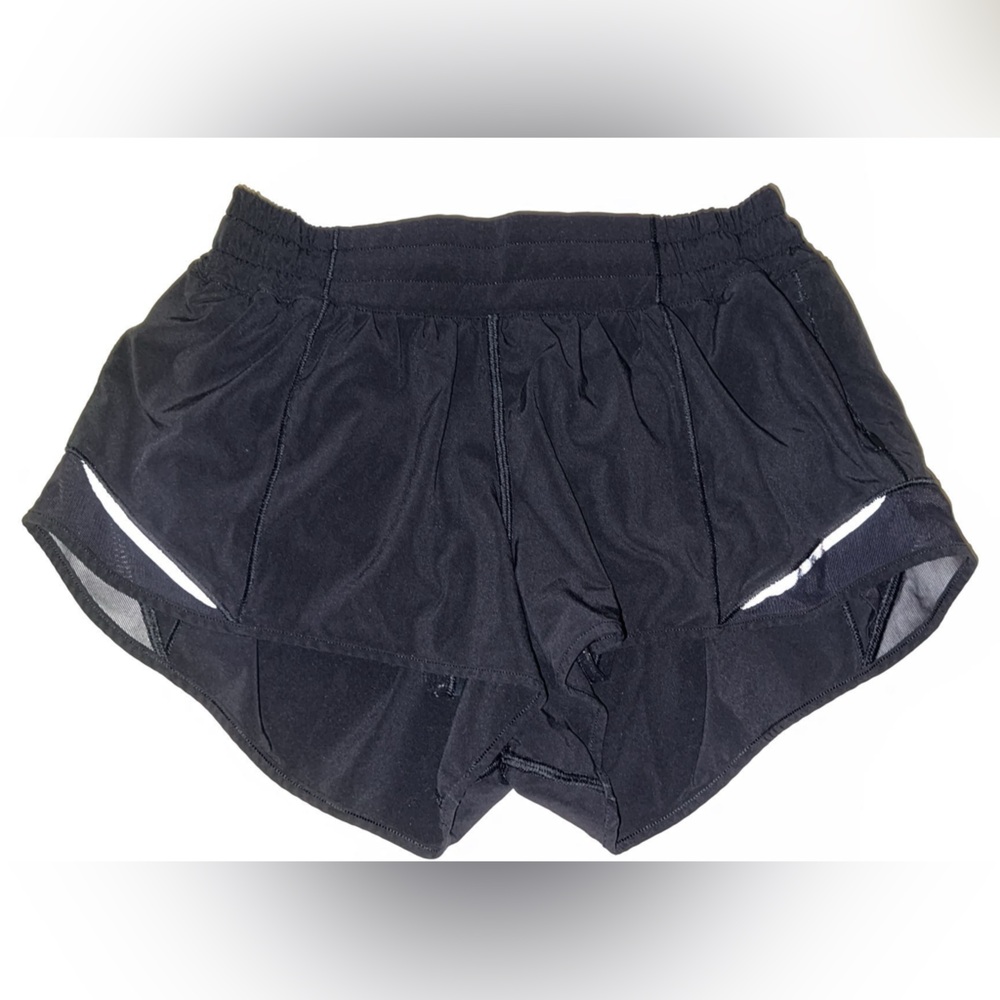 lululemon 2.5” low rise hotty hot shorts    size:6  color:black
